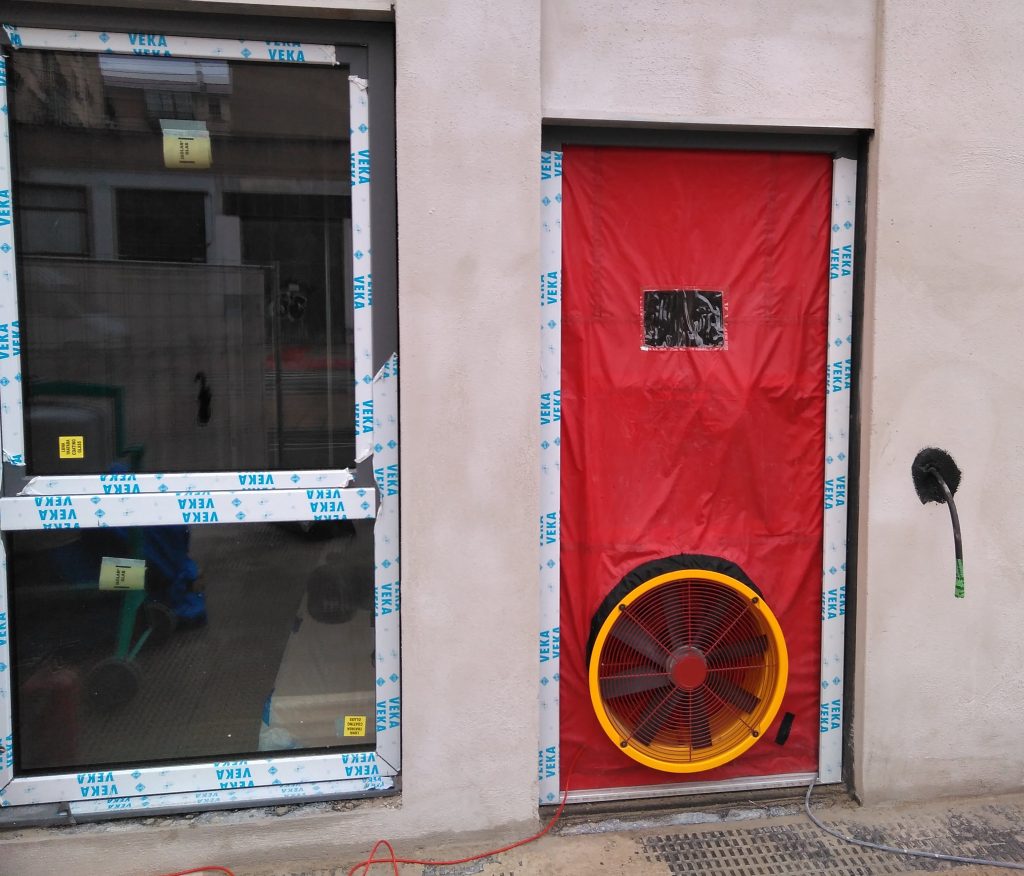 EQUIPO BLOWER DOOR INSTALADO EN PUERTA DE ENTRADA